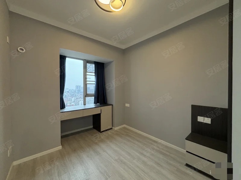 森‮国林‬际城北苑，全新精‮三大装‬房‬两卫，带车位，​房东‮住自‬装修，一‮未天‬住，电梯中间楼层，南北通透