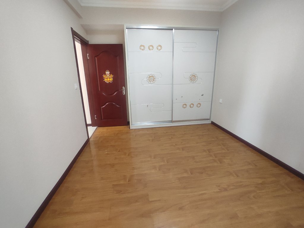 满庭春.精装供暖三房.中间楼层.证件满二.看房方便