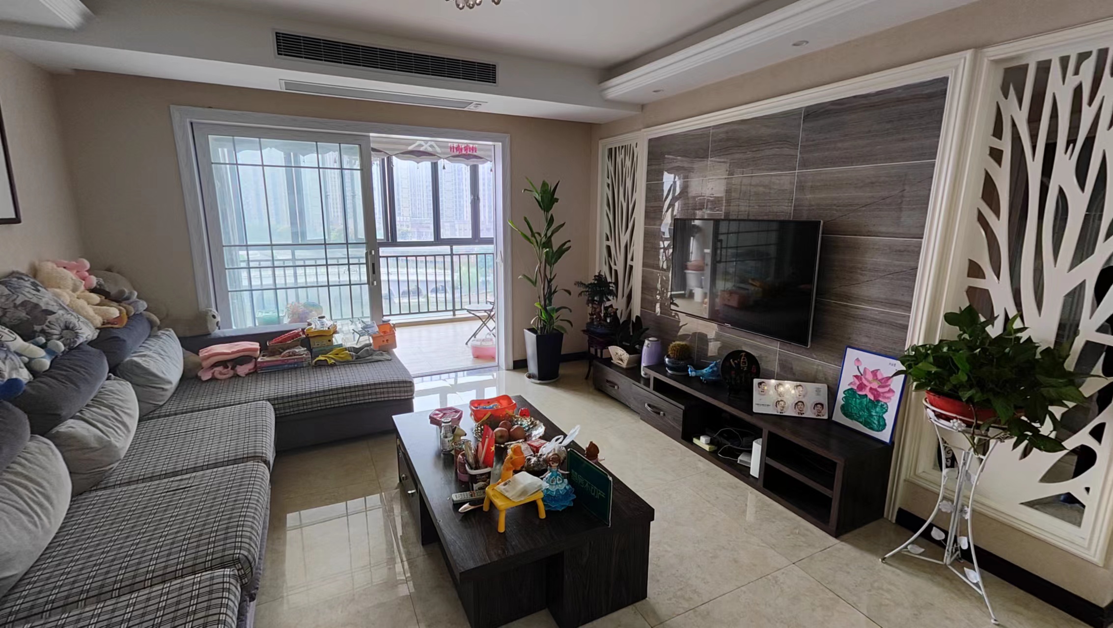 城市丽景 精装三房  出行方便 屋里成色新  看房方便