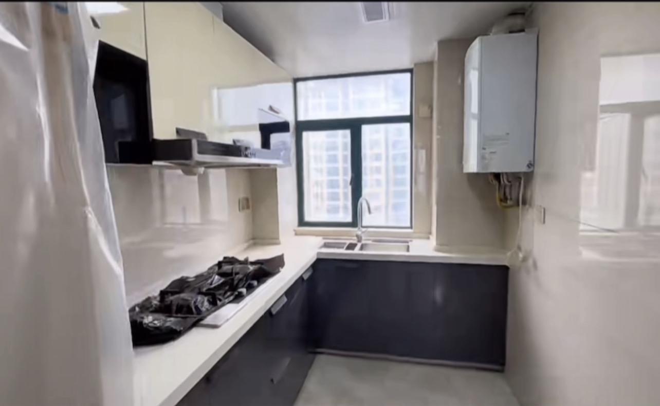 降价了，新城一号，湖景房，精装大四房，全新装修，全屋品牌装修，证满二，中间楼层