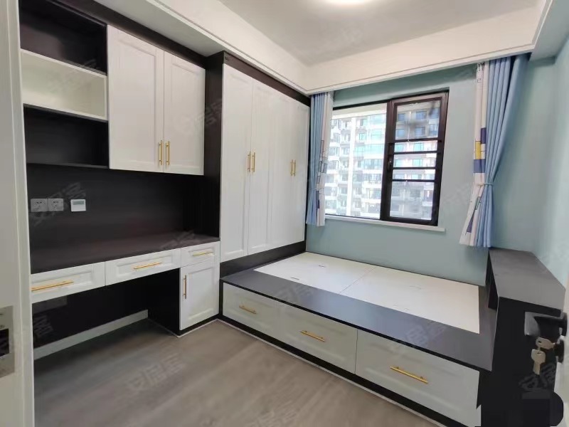 110，急售，荣怀，电梯小高层边户，精装三房，业主一天未住，价格可谈，证满二