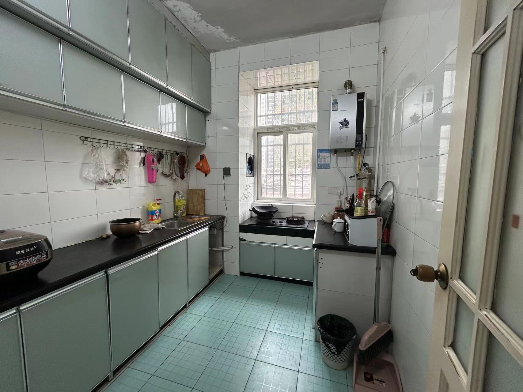 银鑫小区.小区有出场好停车.证件满二.看房方便