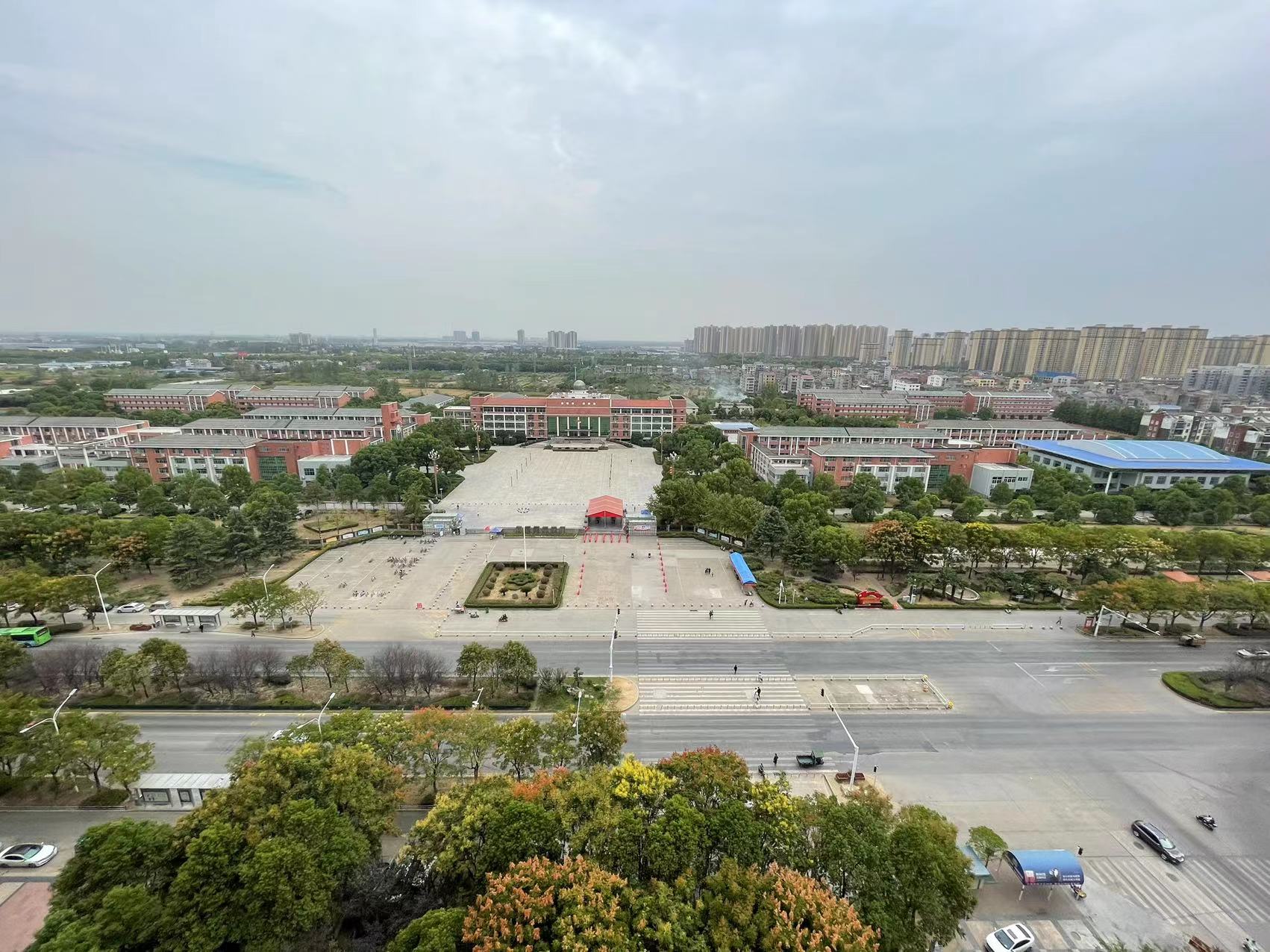 新壹仲正对面，翰林公馆，精装三房，中间楼层，户型方正，房东急售