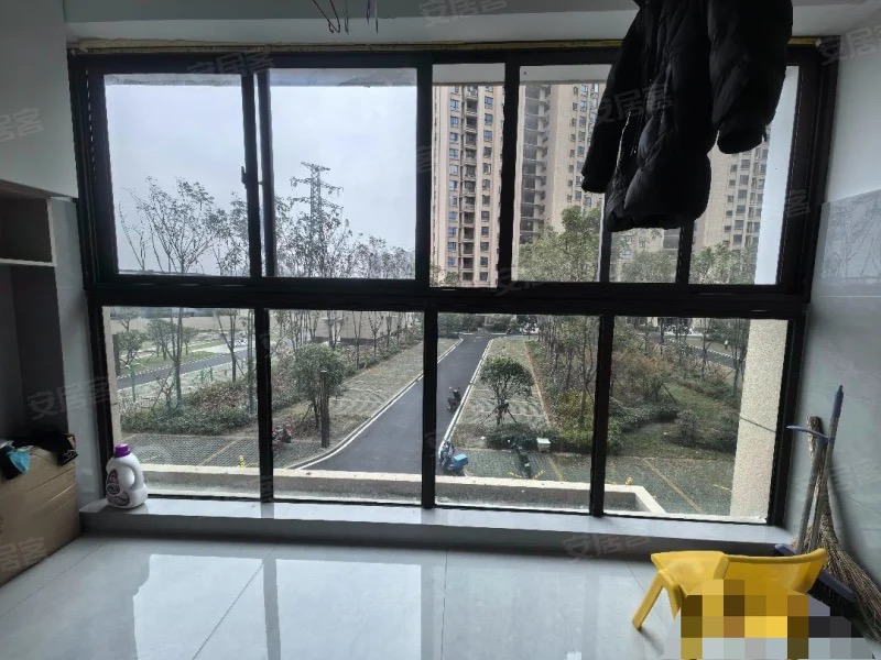 业主急售！城南御湖世家！单价4700，二楼，全新装修三房两卫，采光没问题