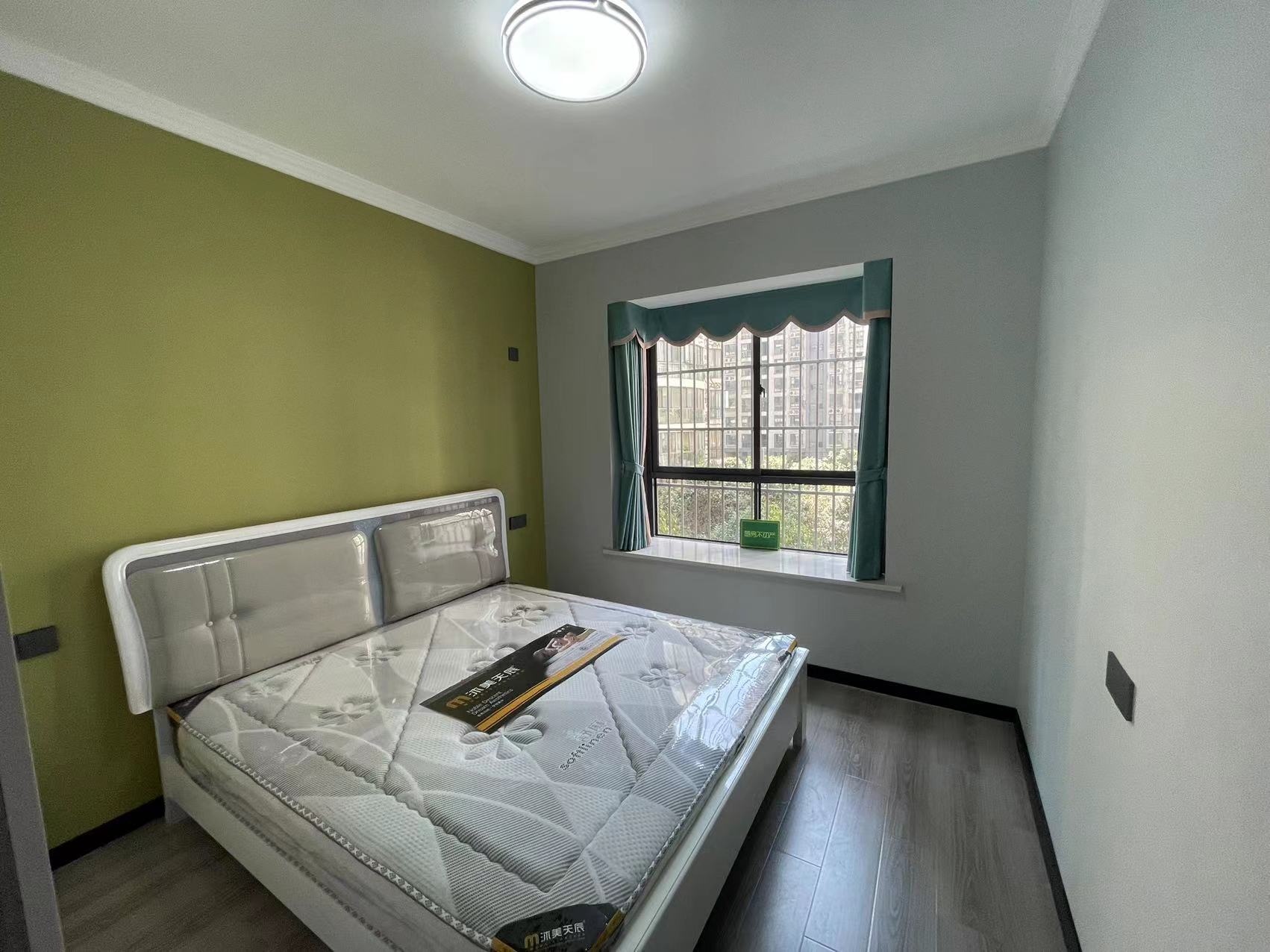 商城旁，华宝芙蓉花园，全新装修三房，步梯中层，证满二，看房方便