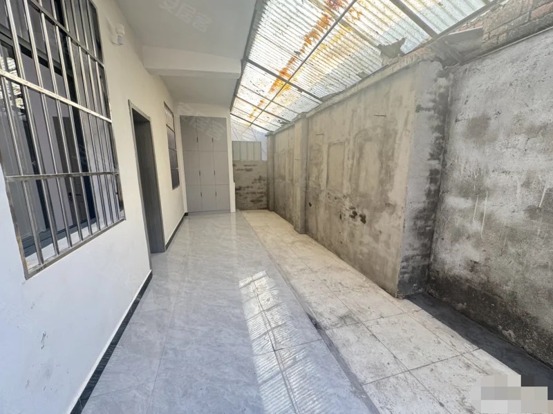 192，商城旁边，队口实验xiao学，一楼带院子的，精装3房，有证，有电动车棚子好充电