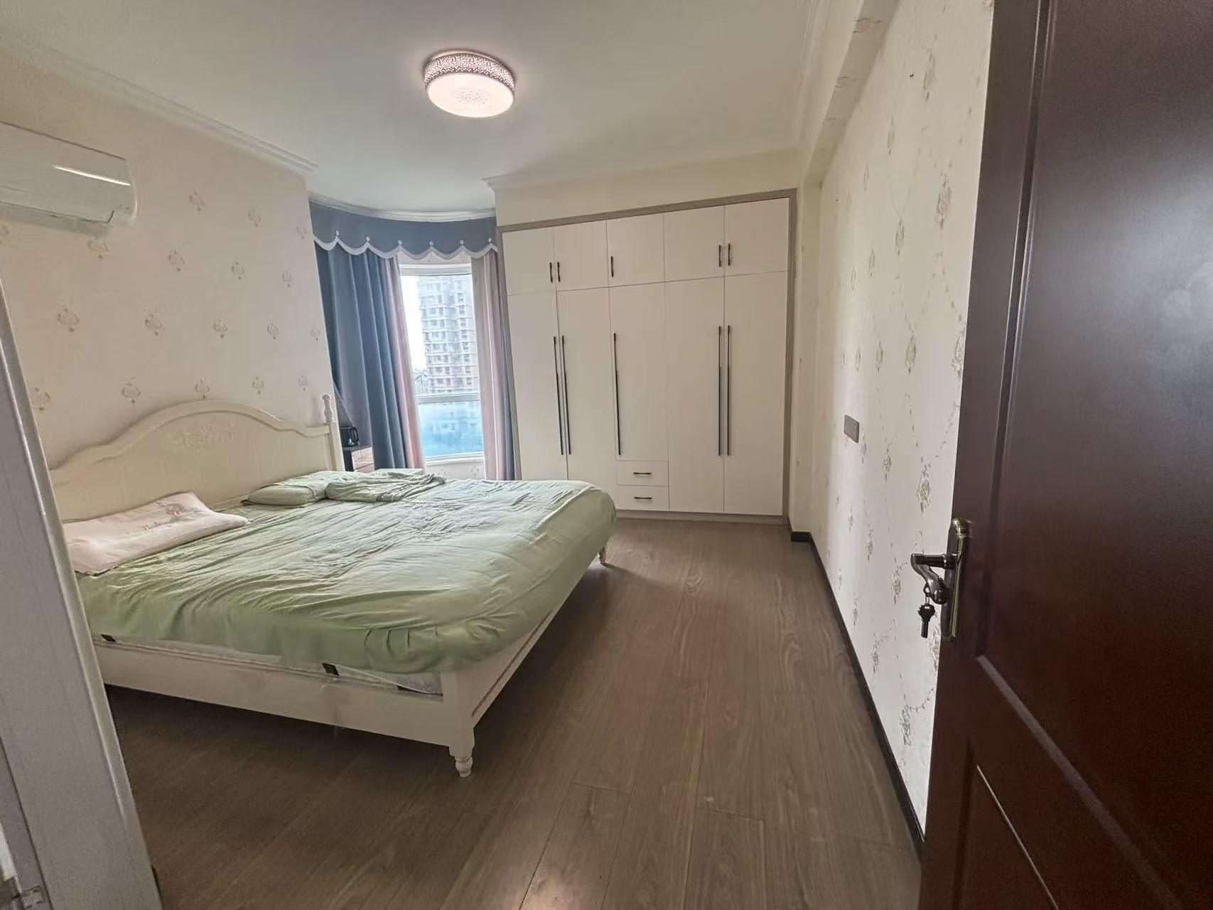 降价了，捡漏，公园世家，精装四房，成色好！好楼层，南北通透，证满二