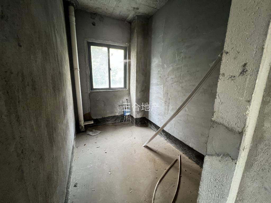 捡漏，城南，御台公馆，毛坯三房两卫，带大露台，满二，单价4660，