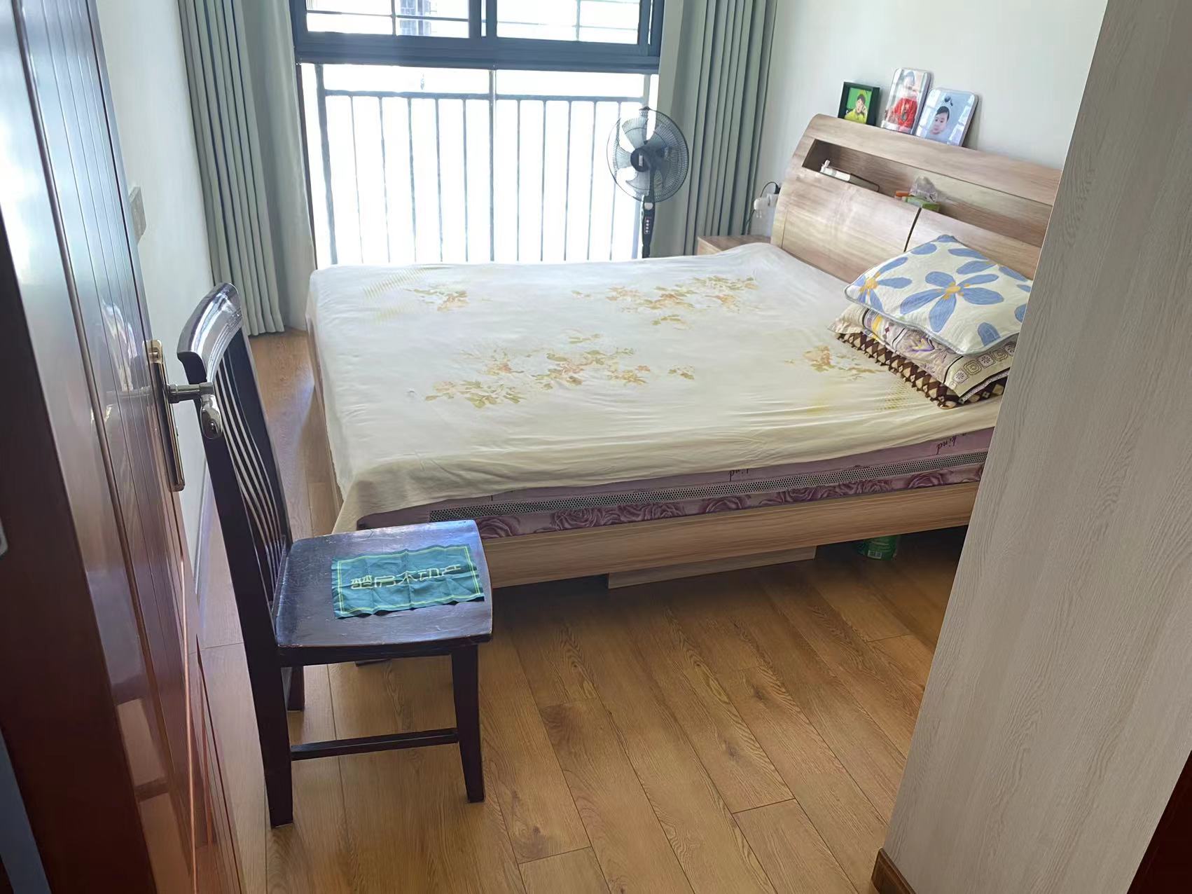 鸿昇现代城精装四房，中间好楼层采光好视野开阔南北通透业主人美心善