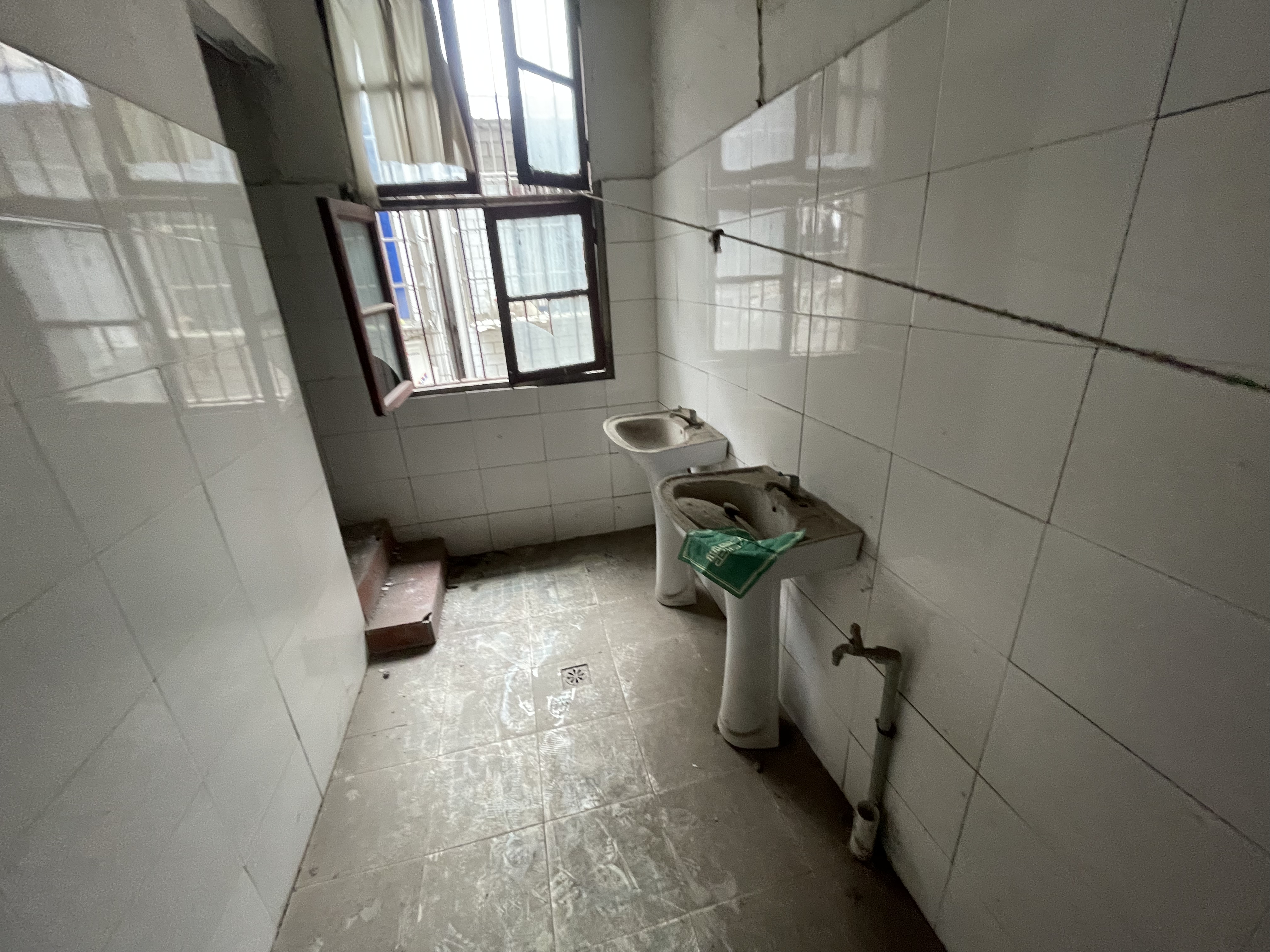 实验高中对面.建设街私房.周边配套成熟.看房方便.诚意卖