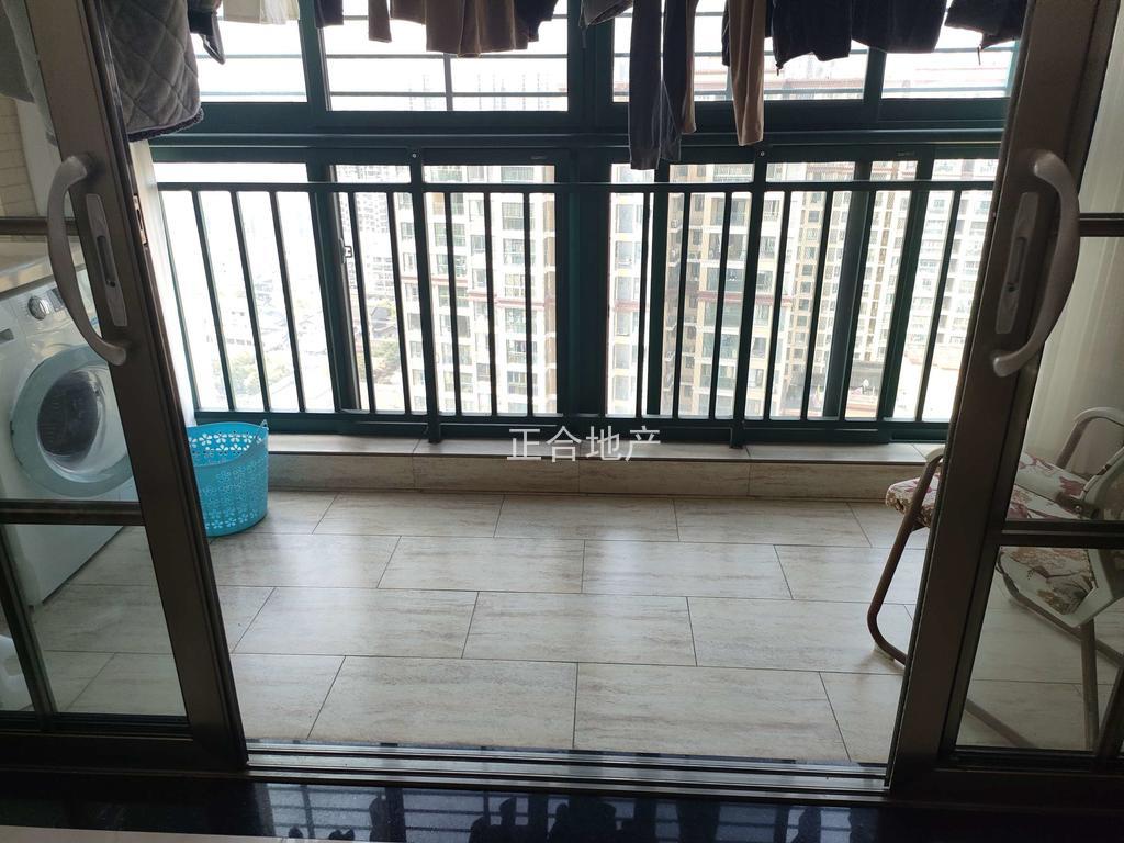 捡漏，新城壹号，精装大4房2卫，带车位，单价不到4400，保养九成新，证满二