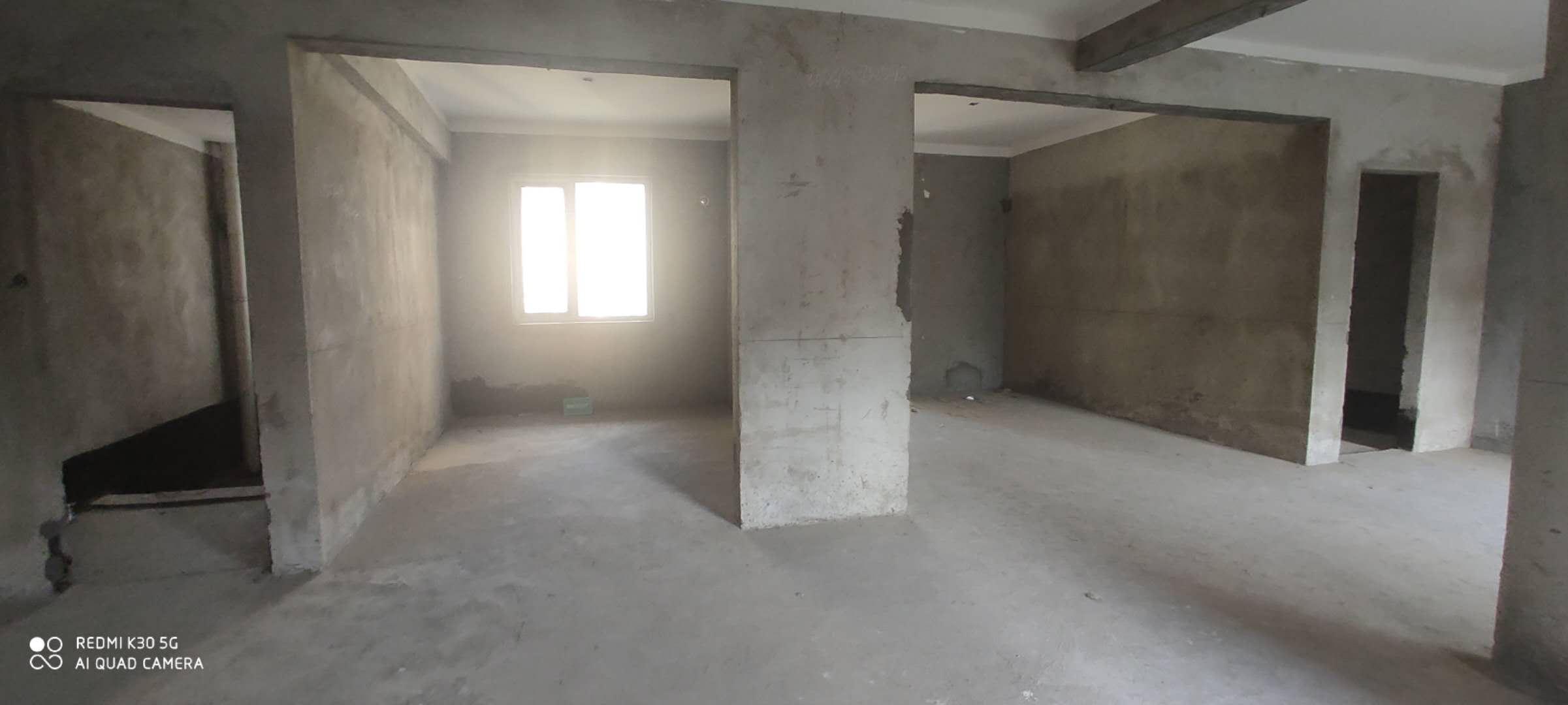 森林国际，毛坯三房，中间楼层，采光很好价格适中诚意出售