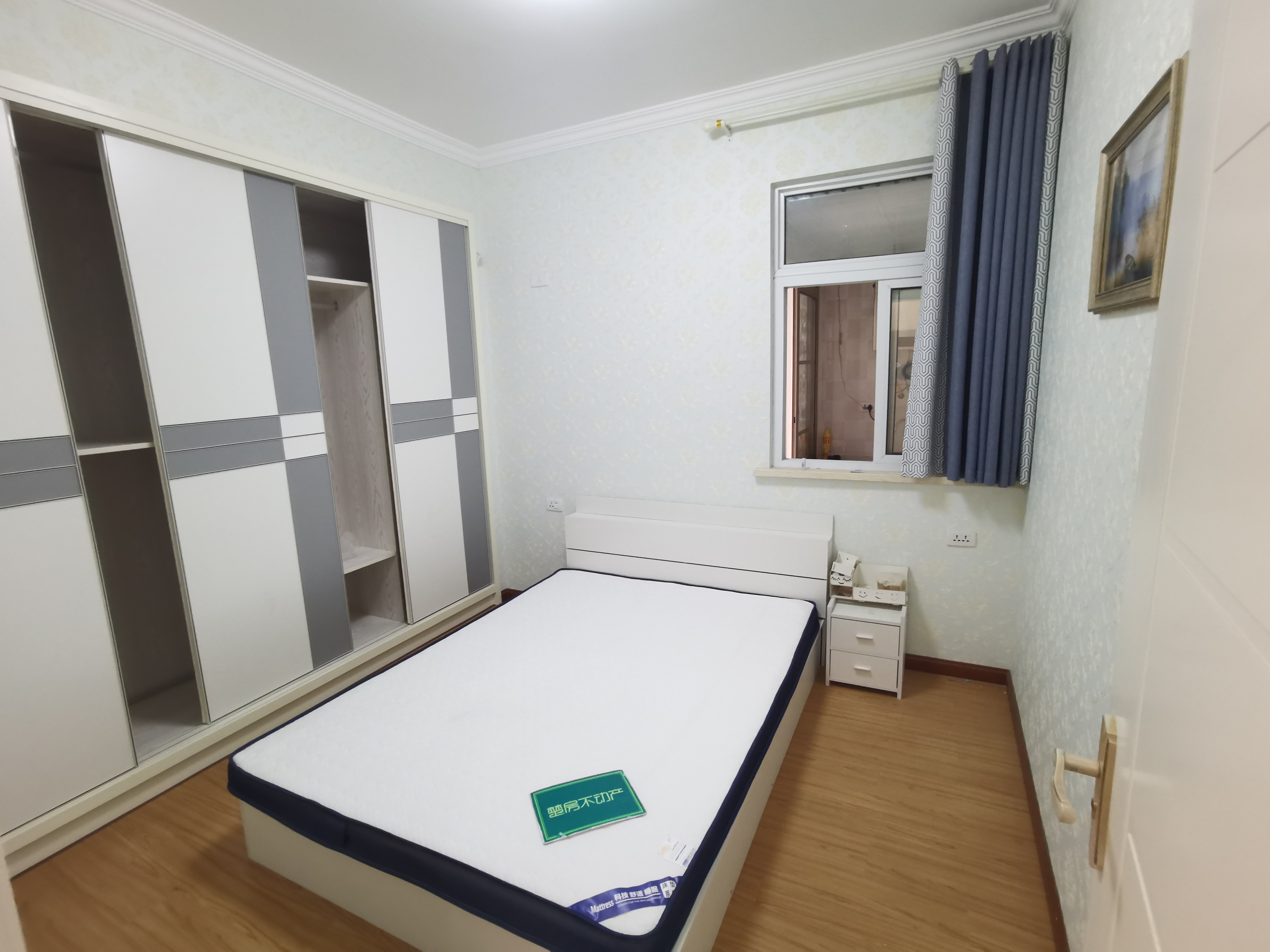 沃尔玛楼上精装大2房家具家电齐全年租1800一个月