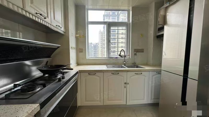 和合国际5期，单价5200，边户，精装三房，诚心出售，证满二