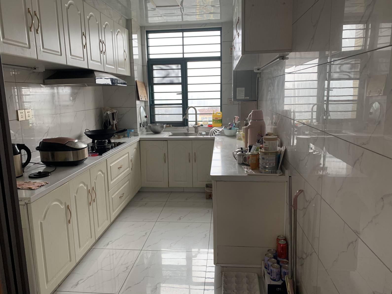 新城壹号三期，150平，110万，满2