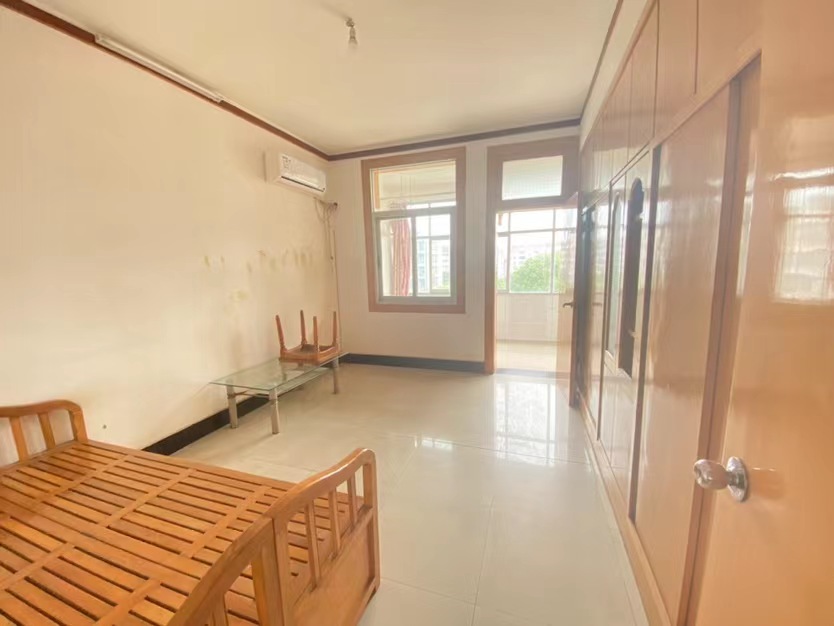 昌盛菜场旁.电力宿舍.精装三房两厅两卫.证件满二.看房方便