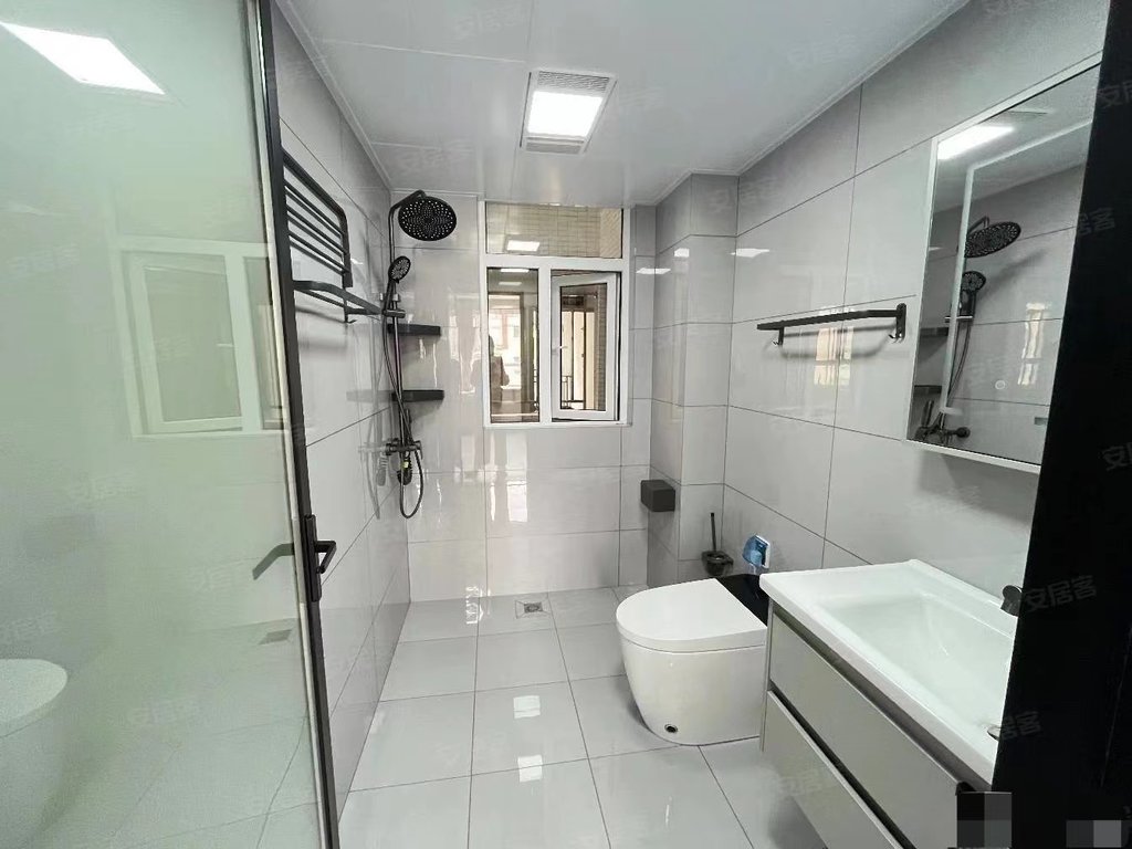 房东急售，沔阳公馆小高层，全新装修，三开间朝南，证件满五，好楼层