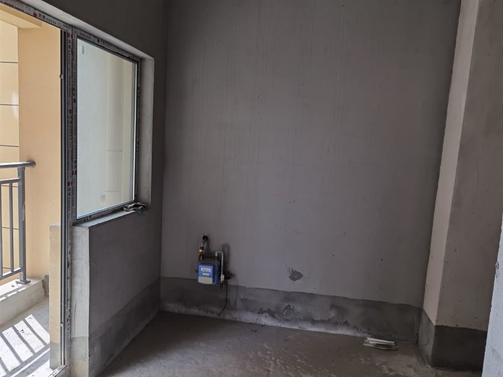 环球 城毛坯三房南北通透支持按揭 看房