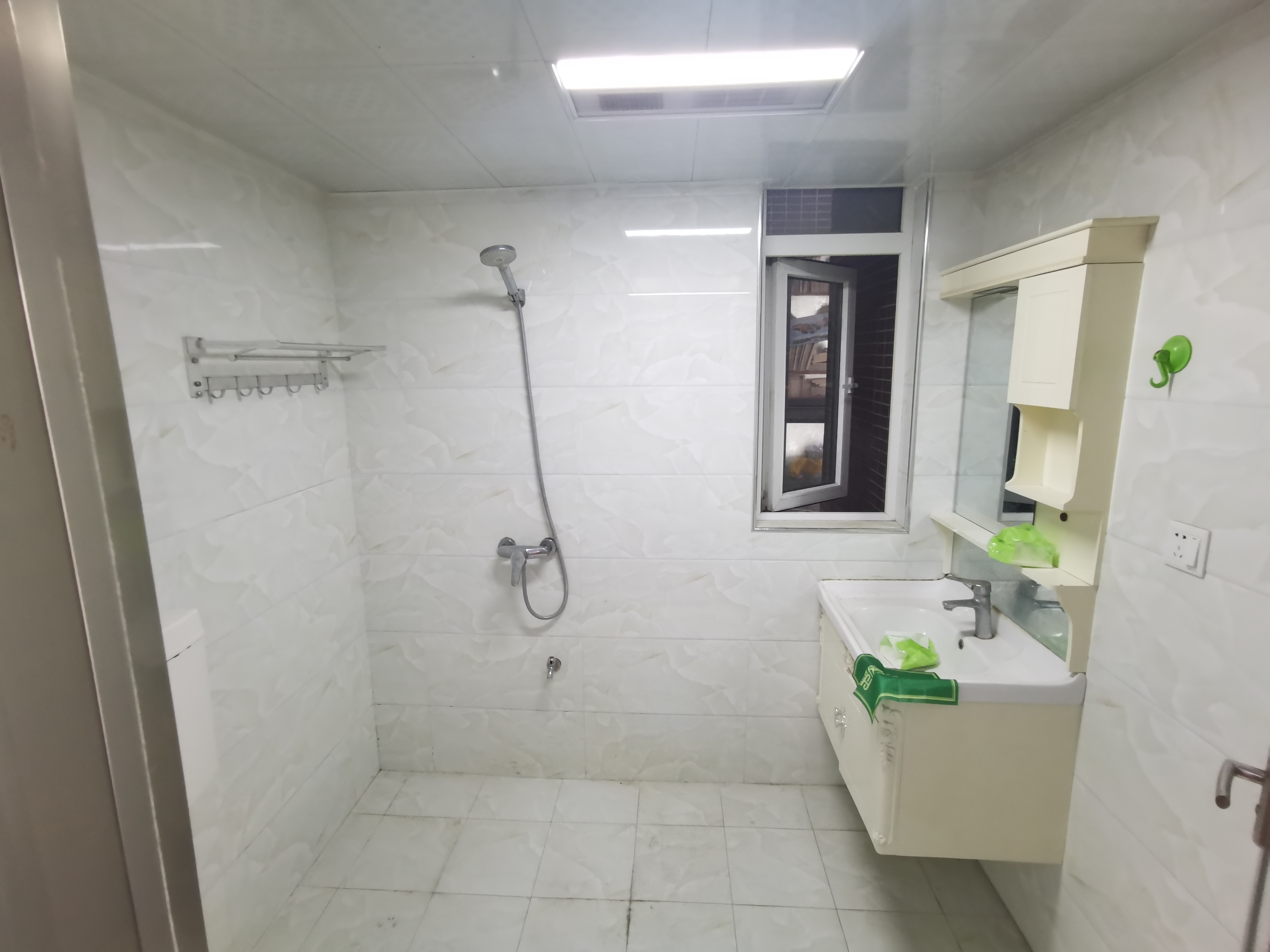 和合国际精装两房，三开间朝南，税费少，看房方便