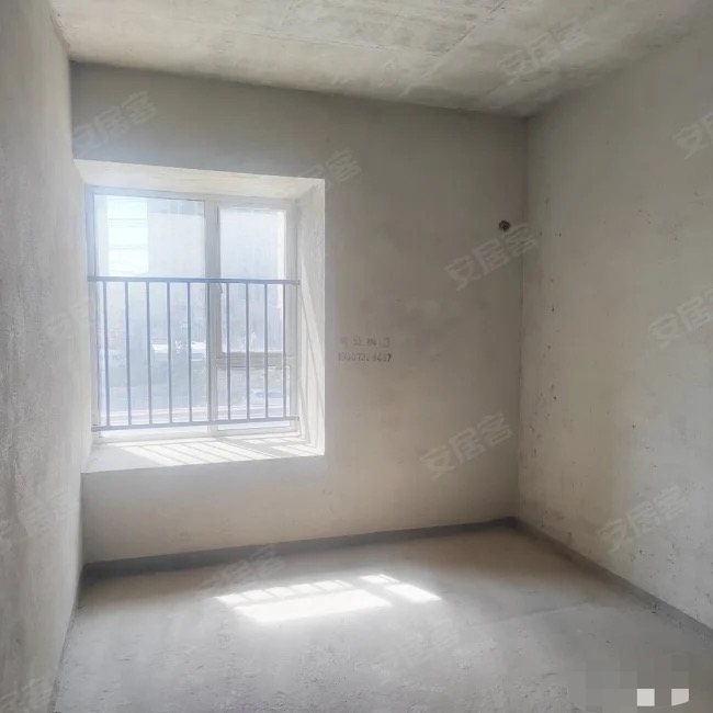 房东亏本出售，蓝天白云，带露台，单价5800，毛坯三房