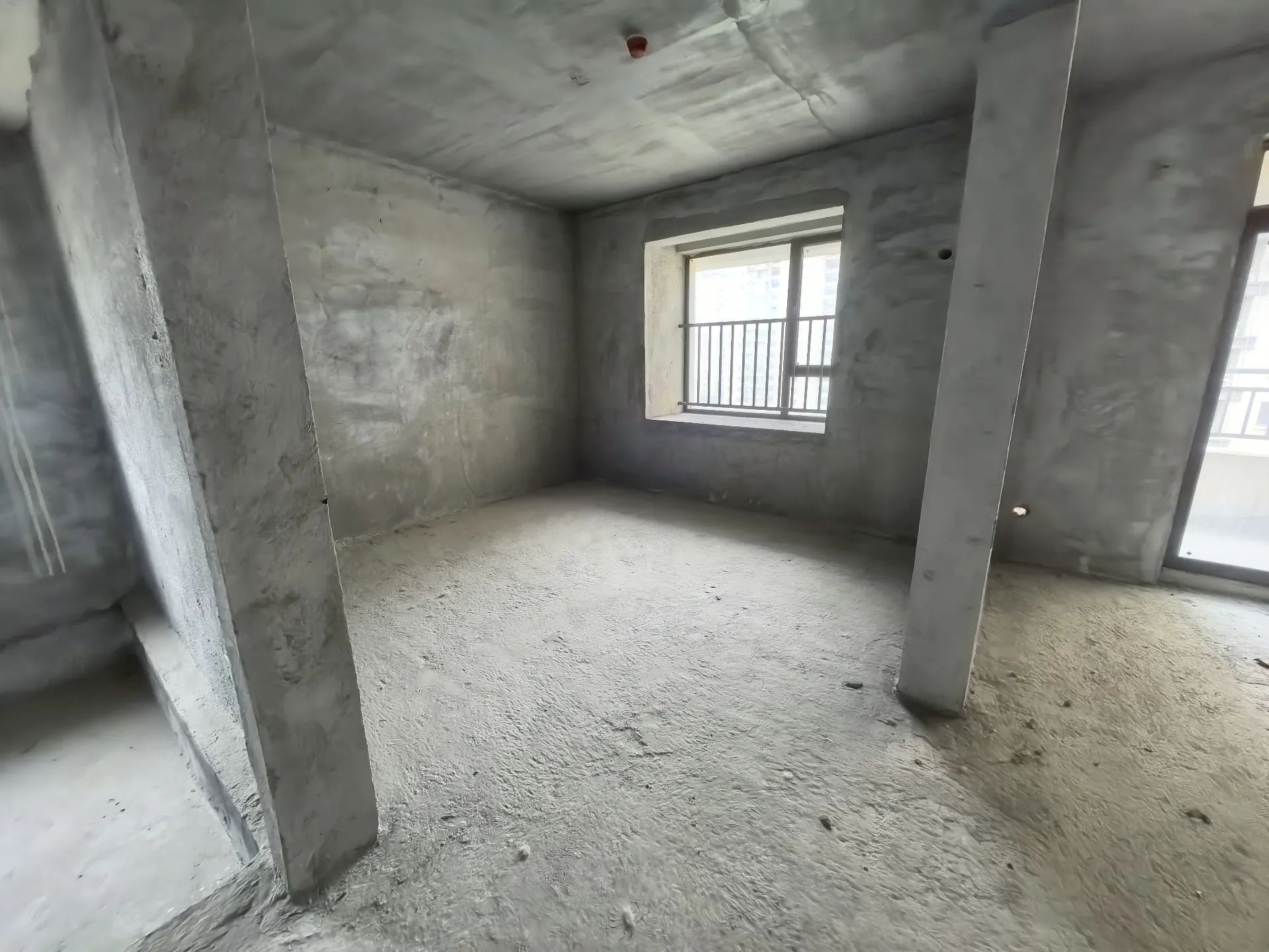 吾悦广场旁，荣怀及第世家，电梯好楼层，毛坯现房。大四房宽敞通透，证满二