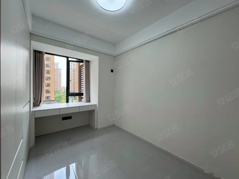 城南，​吾悦旁，沔阳天泽园，精装三房二卫，电梯五楼。证满二，全新装修，三开间朝南，家电齐全