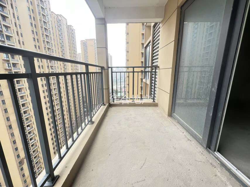 捡漏，城南，森林国际，毛坯三房，单价4700，电梯好楼层20楼，证满二