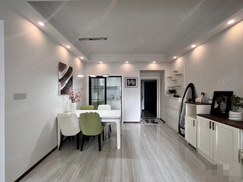 捡漏，森林国际，湖景房，精装三房，99新装修，南面无遮挡，满二，奶油风，新二中