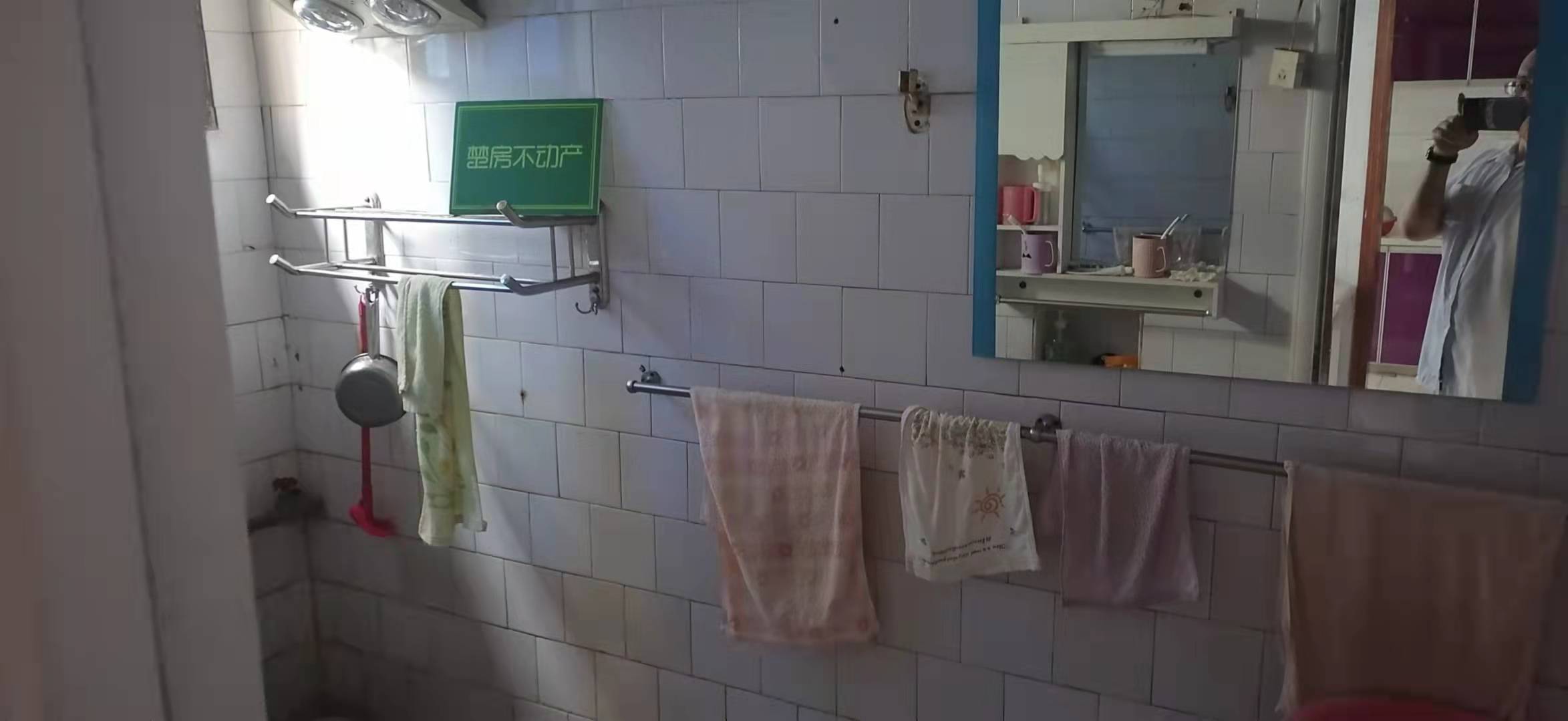 轻工小区步梯好楼层简装三房拎包入住，房东置换急售