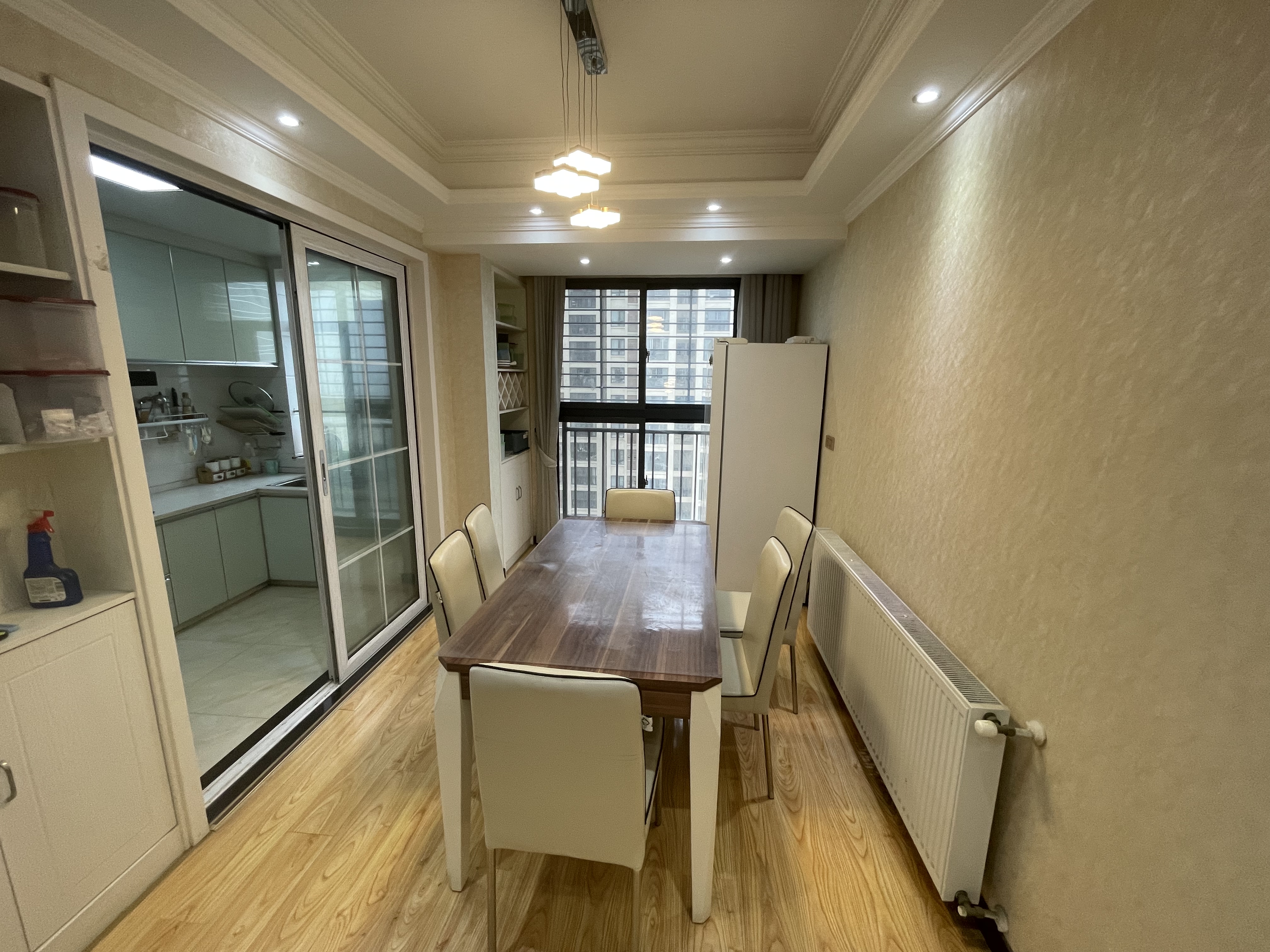 和合国际四期精装修带暖气片三房两卫很通透