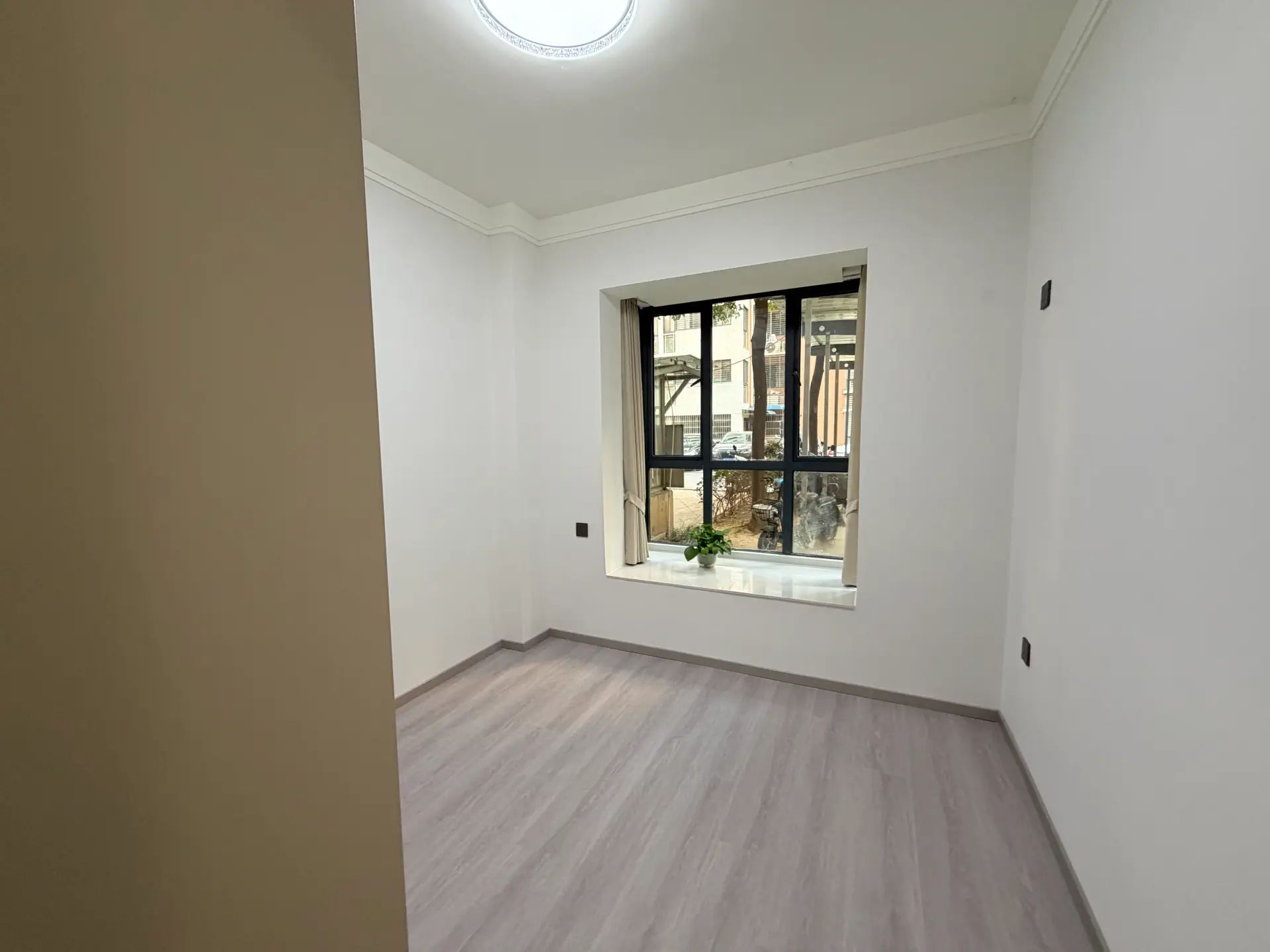 沔街上，紫金城，南向带院子，精装3房2卫，单价4千多，证满二