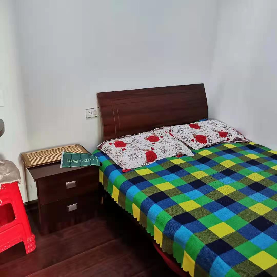 富锦公寓精装三房地理位置优越交通生活方便诚意出售！