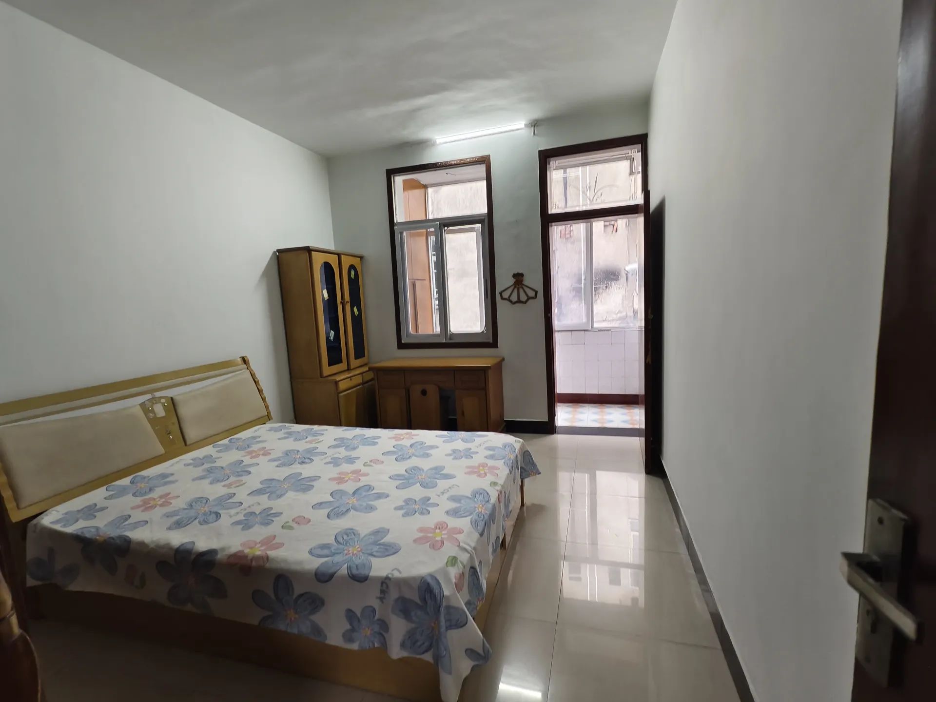 捡漏，老三中旁，步梯四楼，，精装大三房，双阳台，拎包直住，证满二