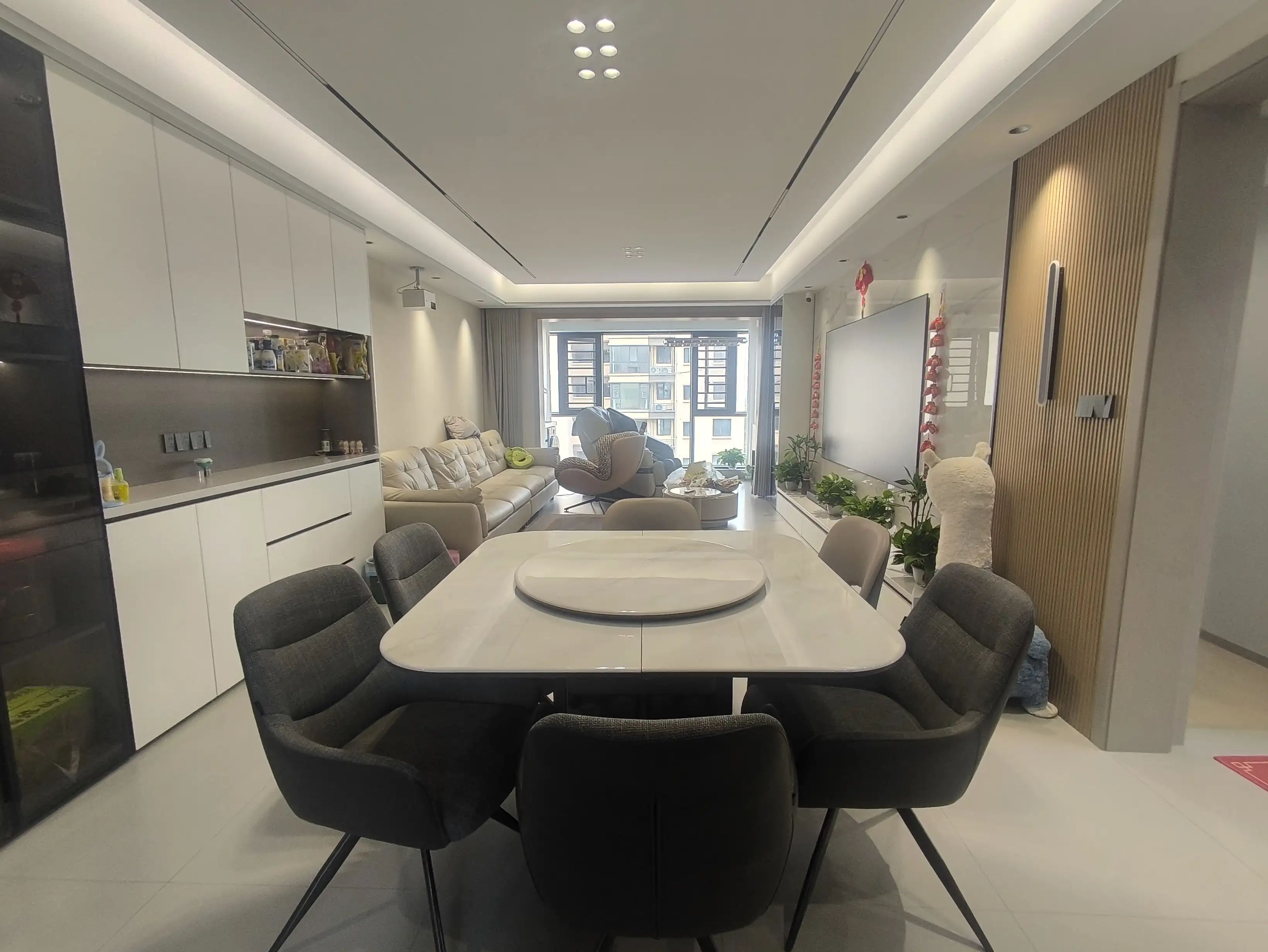 城南，荣怀E区，‮高小‬层，精装‮房三‬两卫，‮衣带‬帽间，诚心出售