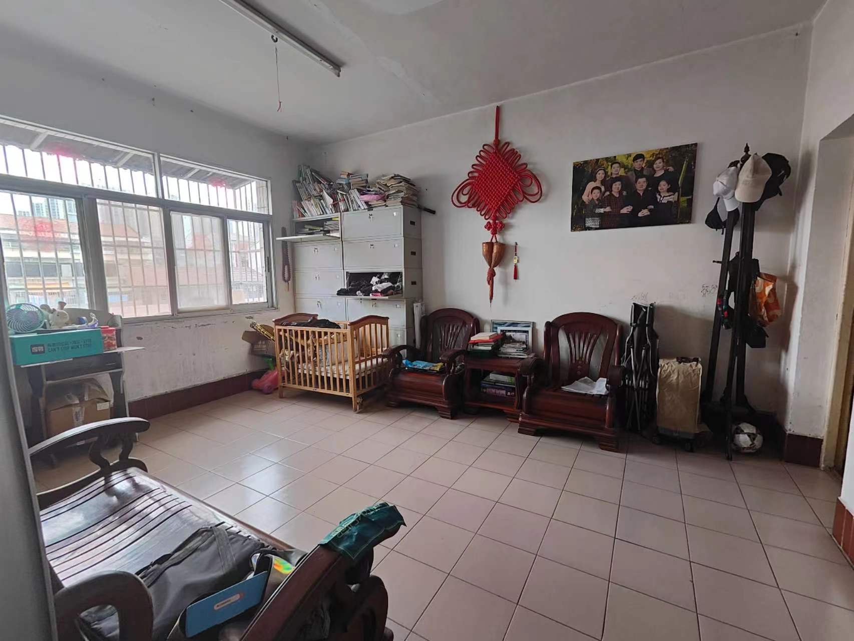 富迪三友正对面就在沔中旁边，有院子停车交通生活方便，经典跃式，看房方便