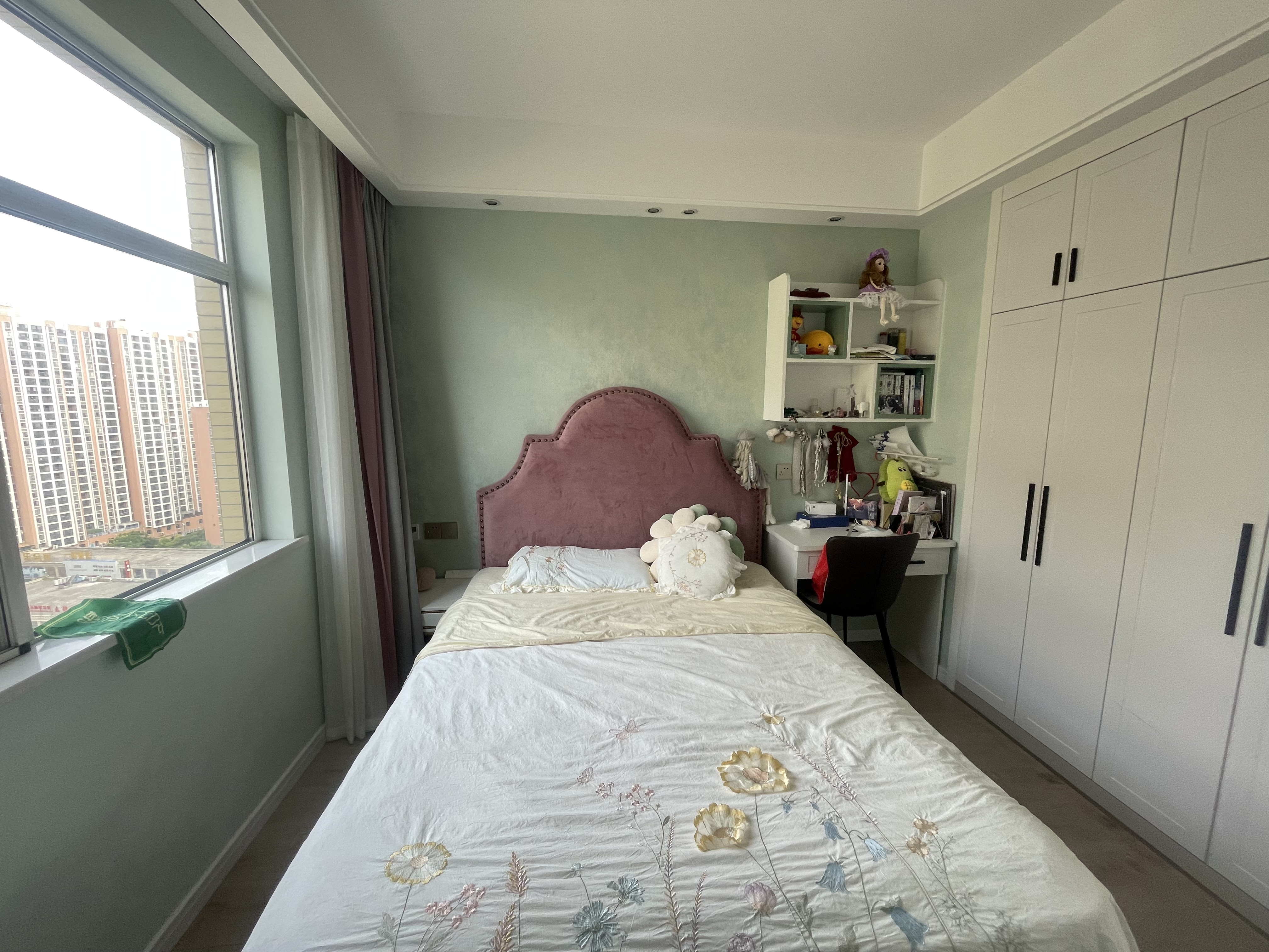 城南领秀城.精装三房.现代风格.边户.视野好采光好.小区绿化环绕.拎包入住