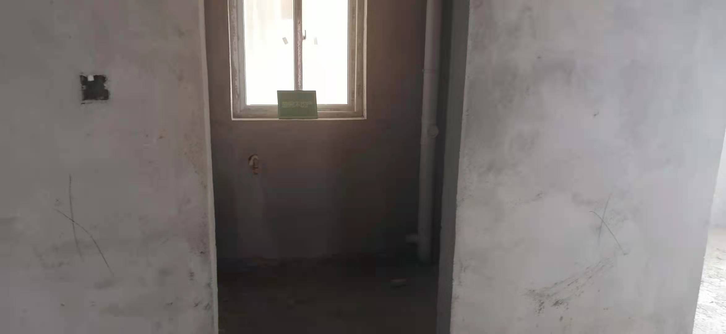 锦江国际毛坯三房电梯中间楼层诚心出售，有钥匙看房方便