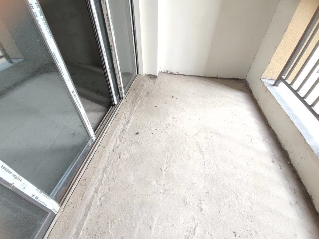 环球广场.毛坯三房.中间楼层.看房方便