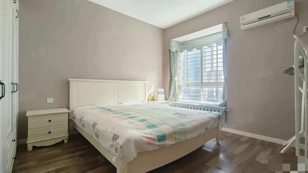 30，仙桃xiao学旁，精装三房，家电家具全送，证件满二，电梯中间楼层