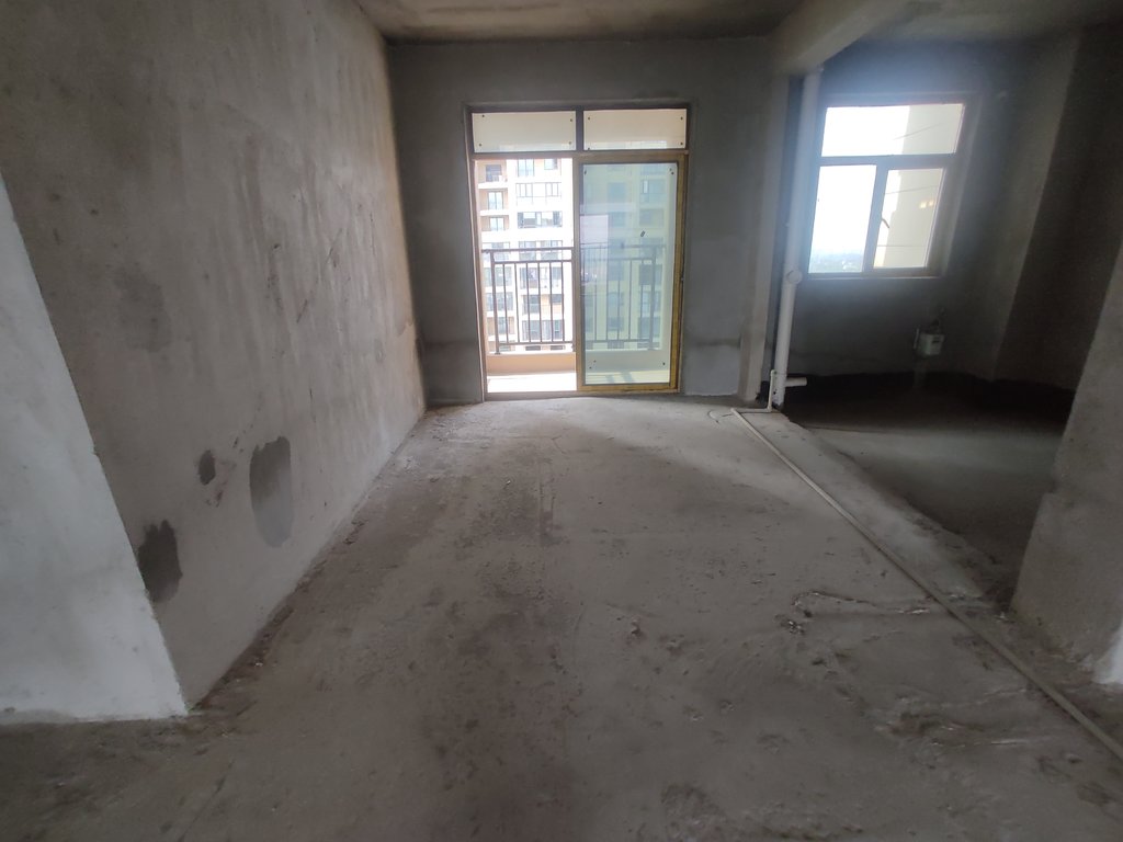 清华园毛坯大三房.中间楼层.看房方便