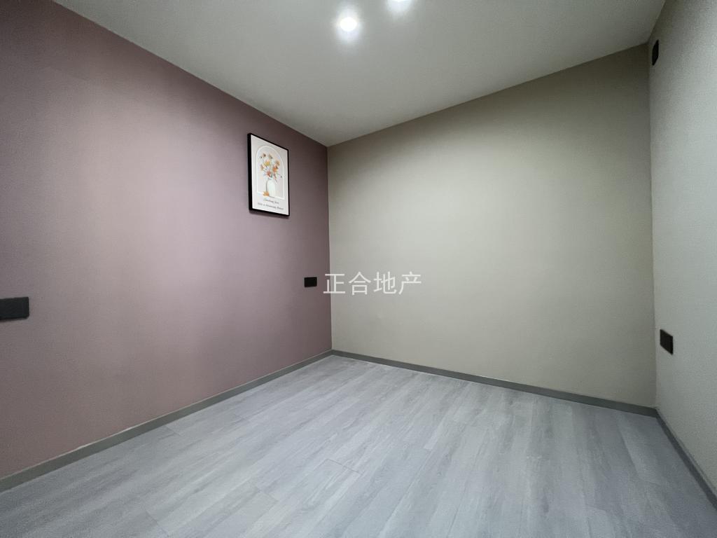 降价了，武商附近，电梯好楼层12楼，精装3房2厅，全新装修，诚心出售，满五