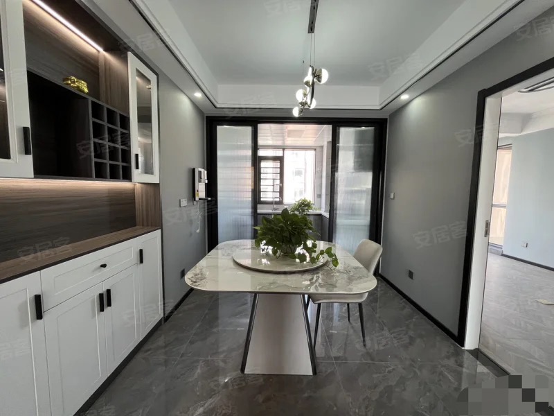 181，​沔阳‬公馆。‮新全‬装修‬，精装三房，拎‮入包‬住，​队口‮阳沔‬xiao学元‮三泰‬中，‮楼好‬层