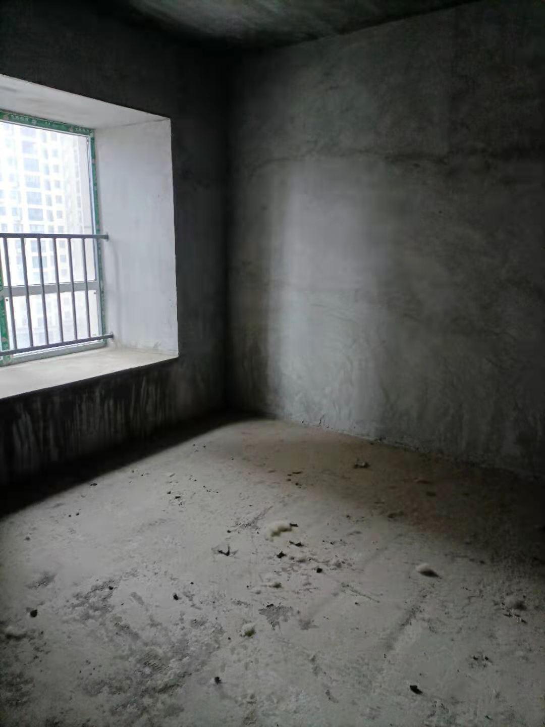 元泰未来城：新三中旁泰未来城毛坯大三房，中间楼层，税都交了，还有20万贷款