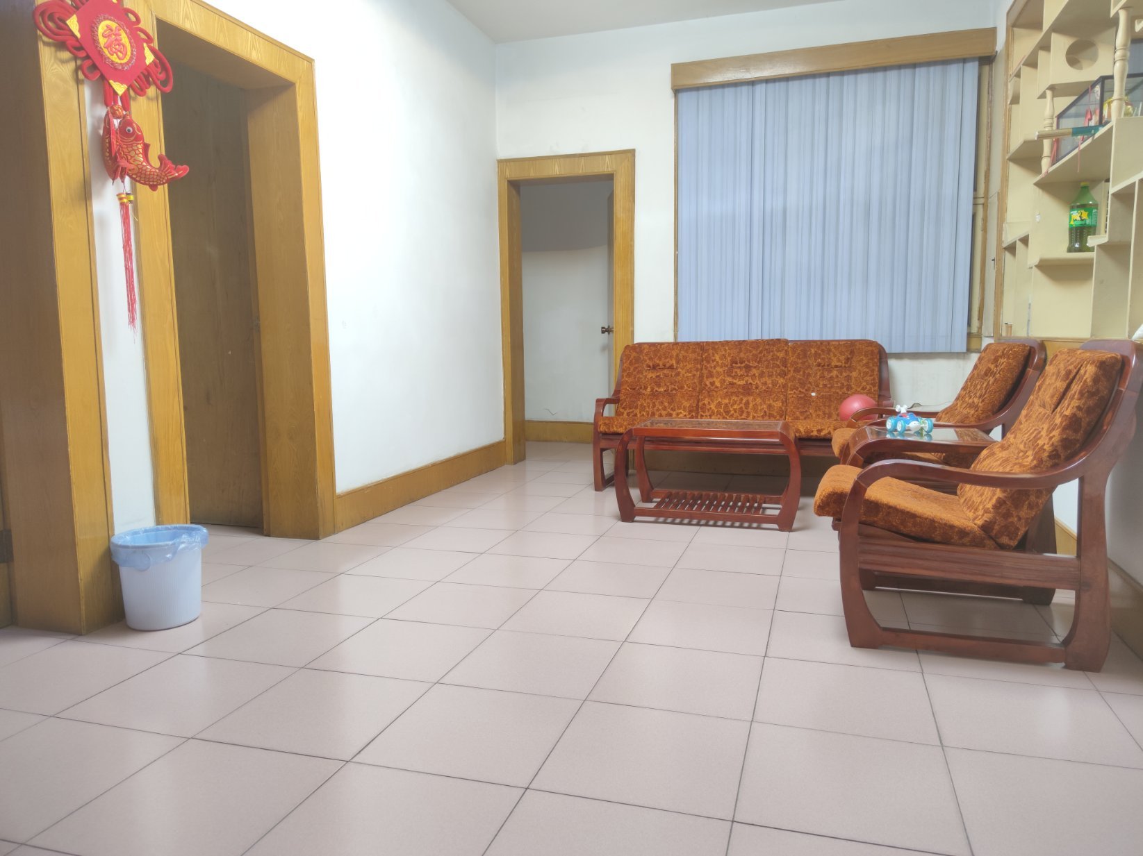 粮局宿舍楼，江汉家具城，老房权证，可拓展至四房，楼梯缓