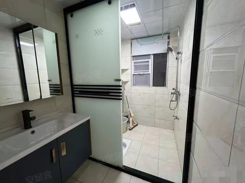 房东血亏，实验二小旁，次新小区，精装两房，成色新，拎包入住