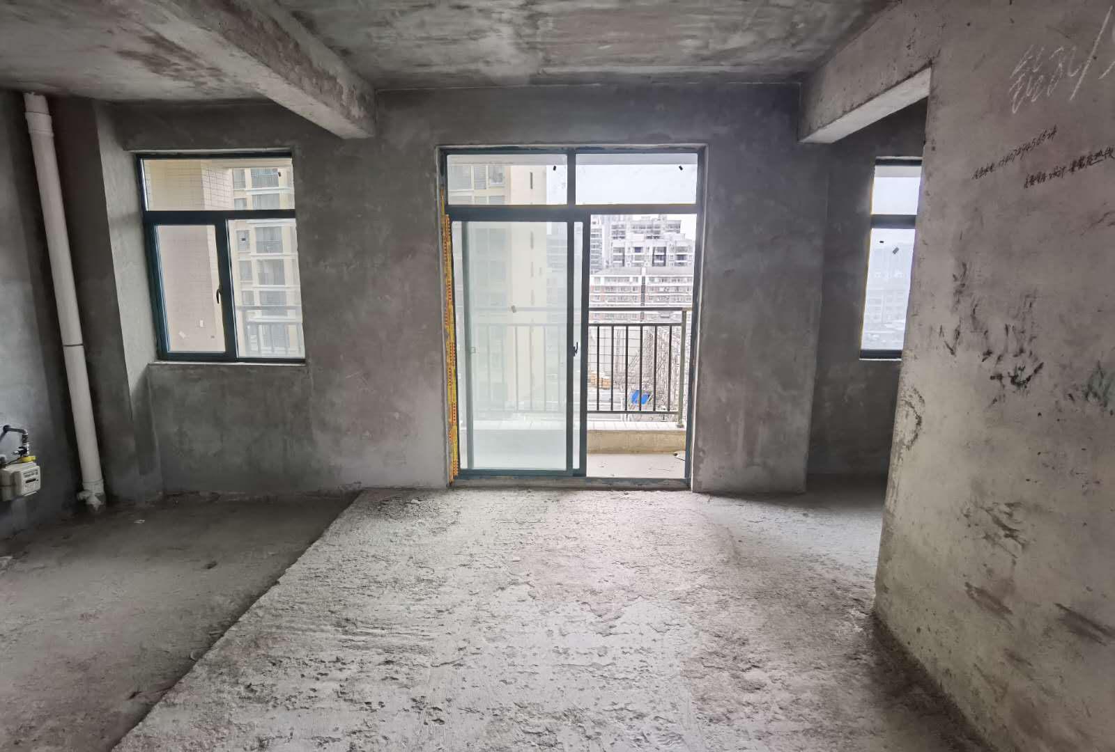 新城壹号 毛坯大三房 双阳台 证满两年 有钥匙看房