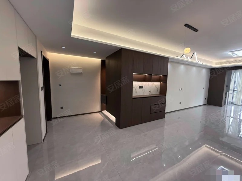 金科御府，全新精装3房2厅2卫，边户​，理想城新三中三小​，证件满二，送地下停车位