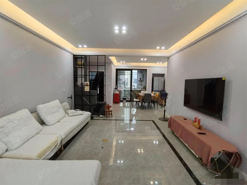 237，城西，天然氧吧，綠地華庭， 精裝九成新，洋房送大露臺， 證滿二 ，南北通透