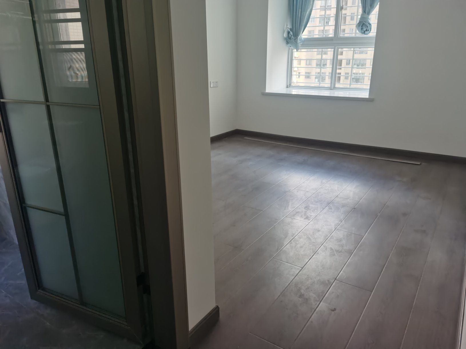 仙桃一中正对面翰林公馆3室2厅2卫，精装修家具家电全配优价出售！