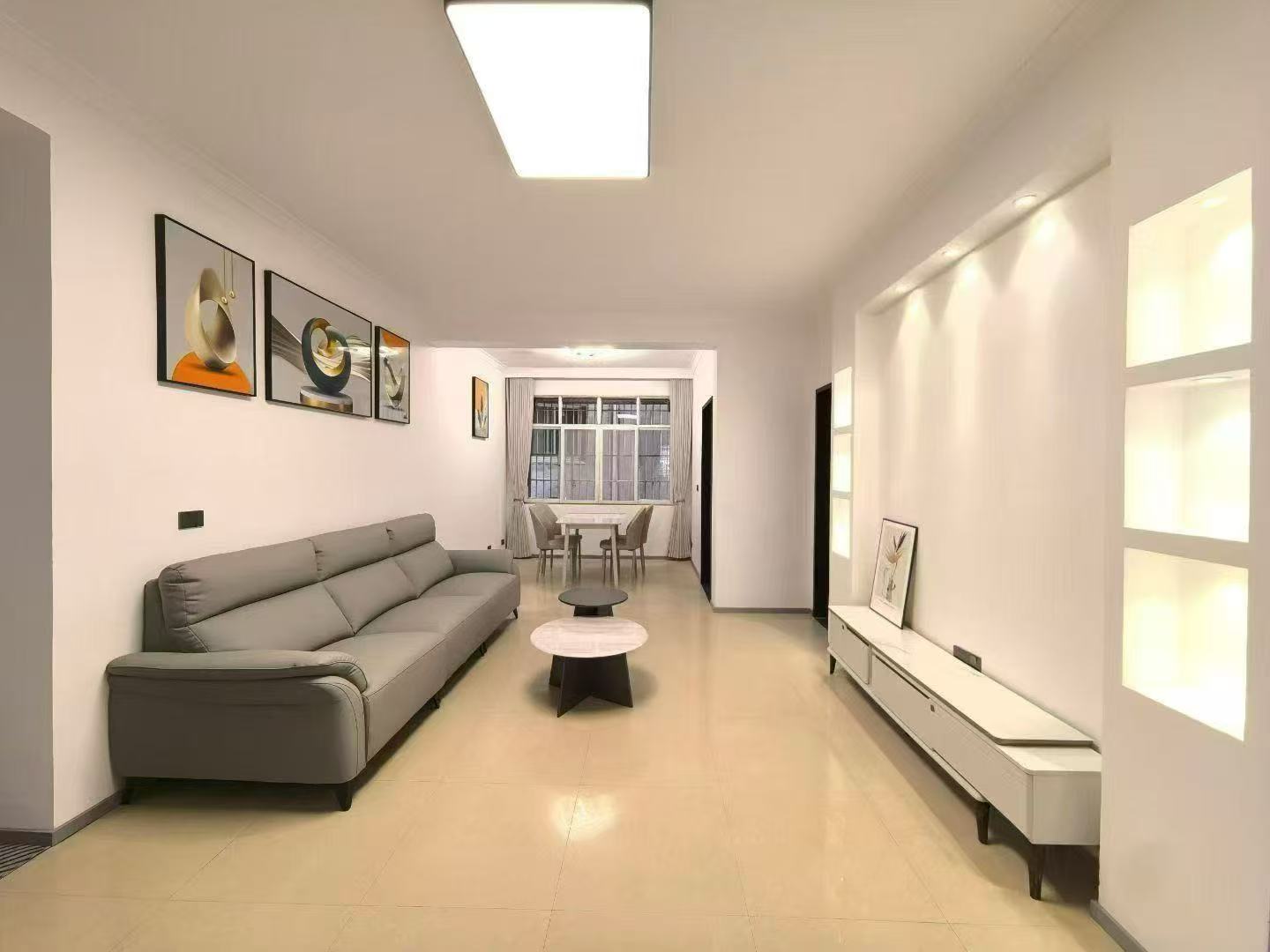 捡漏，有证！ 步行街3楼，精装3房2卫， 带地下室15平有卫生间厨房！